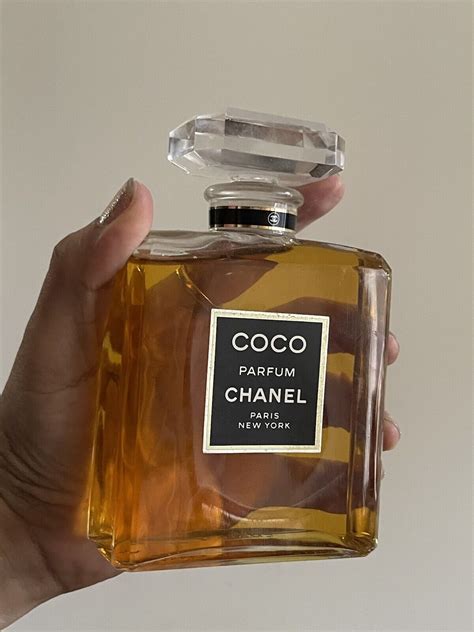 image de grosse bouteille de parfum chanel|chanel perfume bottle.